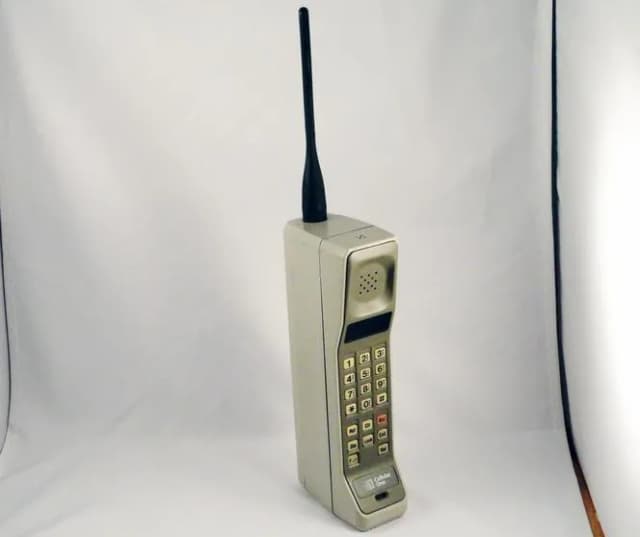 Kto wynalazł pierwszy telefon komórkowy i jak zmienił świat?