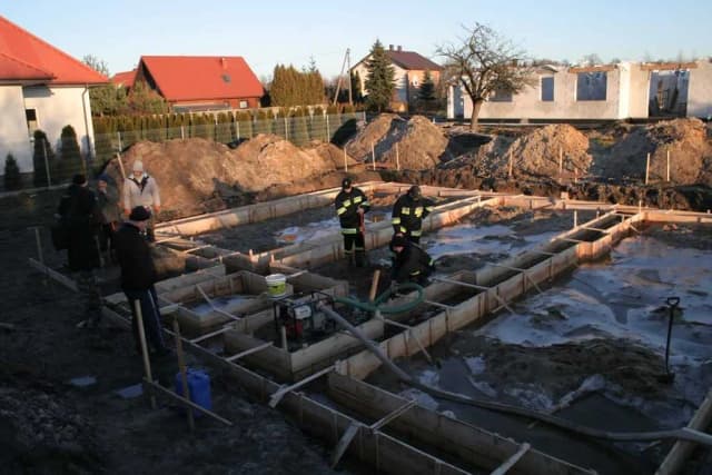 Czy można zostawić odkryte fundamenty na zimę? Uniknij kosztownych uszkodzeń